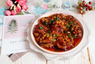 淋在茄子上即可。