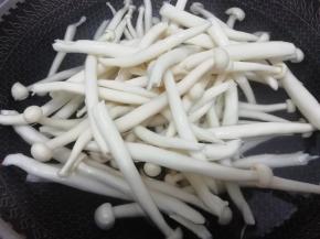 锅里放入适量的水和少许的盐烧开，再把海鲜菇放入锅中焯熟