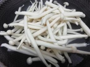 锅里放入适量的水和少许的盐烧开，再把海鲜菇放入锅中焯熟