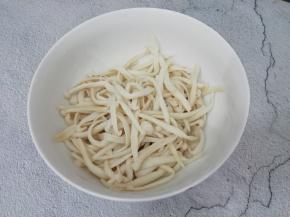 焯熟的海鲜菇捞出沥干水分，把海鲜菇顺着撕成长条