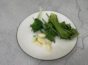 准备小葱，香菜和蒜