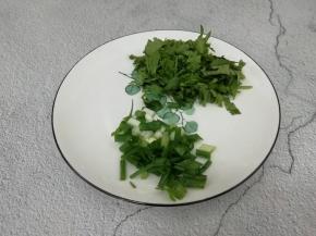 小葱和香菜洗干净，切成小段