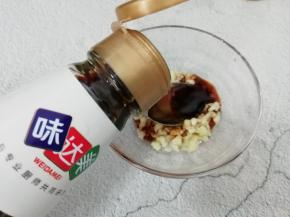 蒜切成粒，放入碗中加入生抽