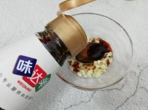 蒜切成粒，放入碗中加入生抽