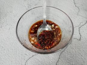 在把辣椒油放入搅拌均匀