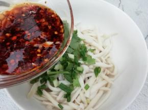 加入刚调好的料汁