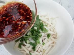 加入刚调好的料汁