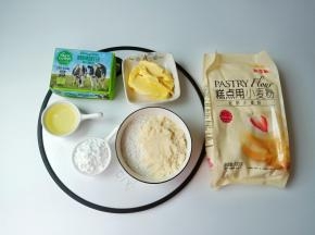 黄油提前软化，其余食材分别称重。