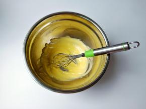 黄油加入糖粉打发到体积膨松，颜色稍变浅。