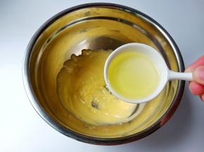 分次加入蛋白打发，使黄油和蛋白完全融合。