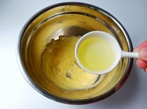 分次加入蛋白打发，使黄油和蛋白完全融合。