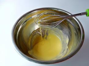 打发好的混合物顺滑膨松。