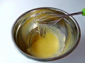 打发好的混合物顺滑膨松。