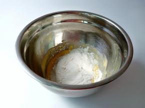 黄油糊筛入粉类，用翻拌刀翻拌均匀即可。