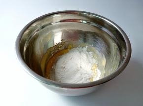 黄油糊筛入粉类，用翻拌刀翻拌均匀即可。