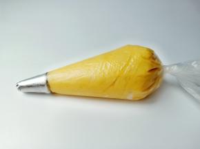 曲奇面糊装入裱花袋【面糊的干湿程度很容易地从花嘴里挤出来，如果过干，可以适当地加一点牛奶再翻拌均匀】