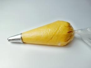 曲奇面糊装入裱花袋【面糊的干湿程度很容易地从花嘴里挤出来，如果过干，可以适当地加一点牛奶再翻拌均匀】