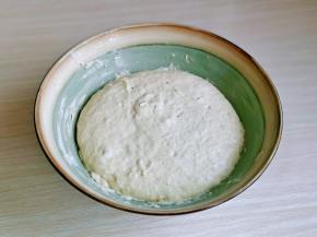 波兰种；150g牛奶，150g高筋面粉，1g酵母粉，搅拌均匀，密封好，入冰箱发酵一夜。(密封好，保持面团湿度)