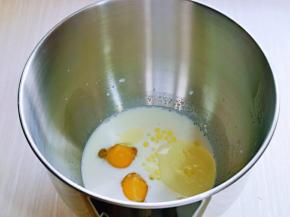 首先将牛奶，玉米油，鸡蛋放入厨师机中。