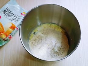 再加入奶粉，面包用小麦粉。
