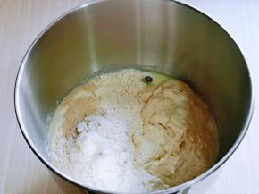 加入酵母粉，再将发酵好的波兰种放入厨师机桶中，