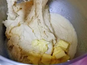 启动1档，揉面10分钟，再加入室温软化的黄油，再次启动厨师机至2档，揉20分钟，20分钟后已经有了不容易破的手套膜即可。