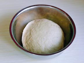 取出揉好的面团揉圆，放入器具中进行发酵，发酵好的面团用手指摁一下，不回缩，不反弹即为发酵完成。