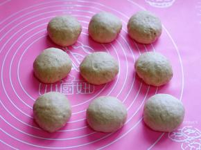 取出手揉排气，再将面团分成9等份，盖上保鲜膜醒10分钟。