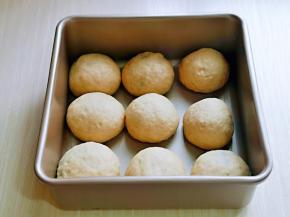 依次做完，放入模具中，进行二次发酵。(注意保持面团湿度)