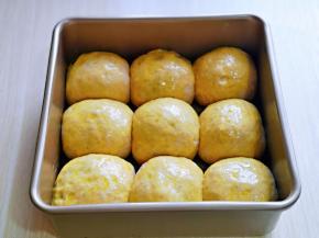 发酵好的面包胚明显变大，刷上一层蛋液。