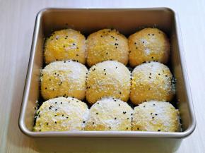 再撒上椰蓉，黑芝麻。