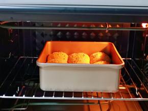 烤箱提前175度预热5分钟，将模具入烤箱中层。