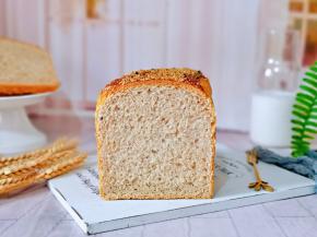 戴上隔热手套取出模具，趁热脱模。