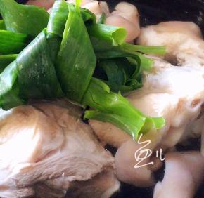 骨棒焯水后捞出洗净沥干水分，放入锅中添水，放入葱结