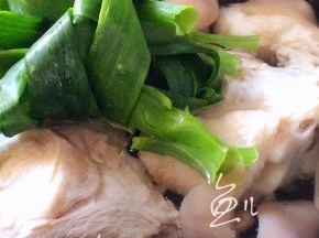 骨棒焯水后捞出洗净沥干水分，放入锅中添水，放入葱结