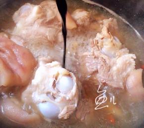 放入老抽，大火炖煮