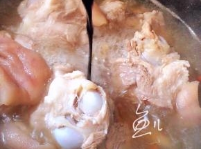 放入老抽，大火炖煮