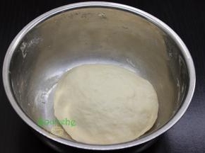 高筋面粉150克，牛奶100克、干酵母3克、细砂糖6克，盐2克，橄榄油9克，倒入厨师机揉到能拉出薄膜的扩展阶段。
