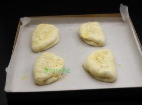 发酵变大至原来的2倍，表面涂一层薄薄的蛋液，撒上少许白芝麻。