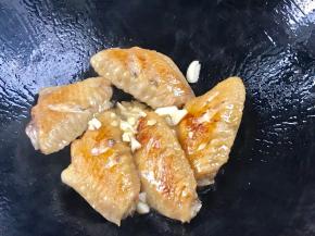 加入姜蒜末，炒香