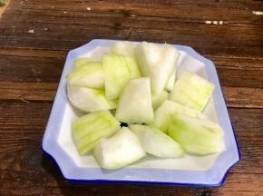 冬瓜去皮后切成块，在背面划上花刀