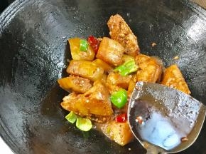 加入生抽炒均匀即可