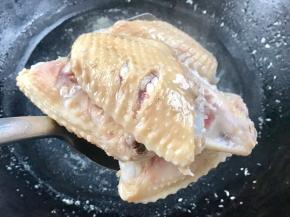 把煮好的鸡翅捞出沥干水分