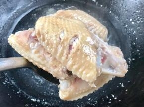 把煮好的鸡翅捞出沥干水分