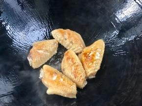 煎至两面金黄，放入料酒炒香