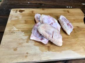 鸡翅洗净后切成花刀