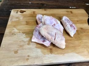 鸡翅洗净后切成花刀