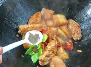 盐和胡椒粉，炒匀至断生