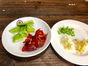 备好青红辣椒块、葱花、姜末、蒜末