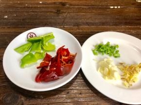 备好青红辣椒块、葱花、姜末、蒜末